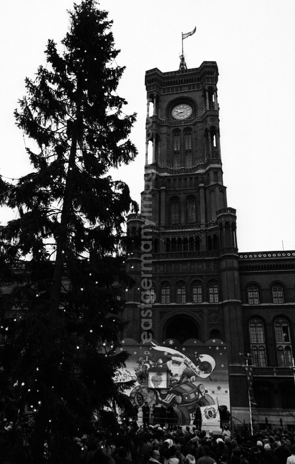 GDR photo archive: Berlin-Mitte - Berlin Mitte Eröffnung des Berliner Weihnachtsmarktes vor dem roten Rathaus 16.11.9