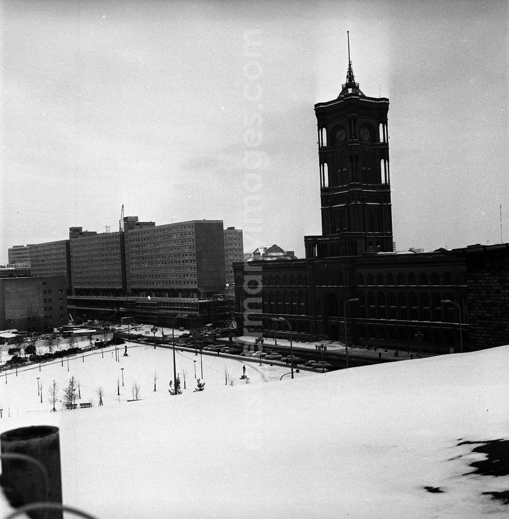 GDR picture archive: Berlin - Baustelle Rathausstraße. Blick auf das Ensemble mit Stelzenhaus und Rotes Rathaus.