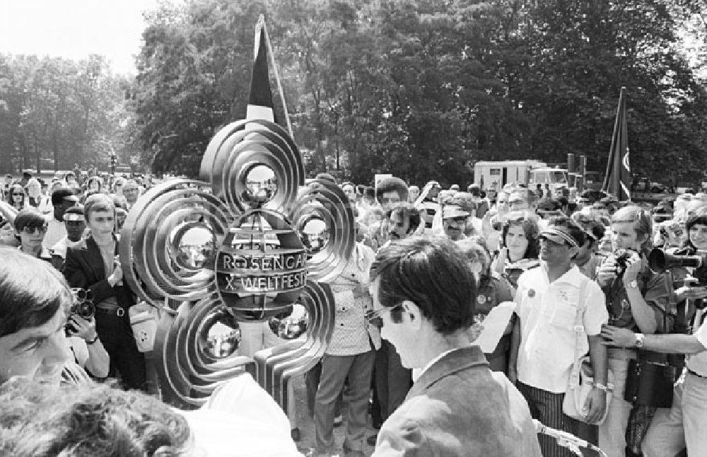 GDR image archive: Berlin - Treptow - 30.07.1973 Berlin - Rosenpflanzen im Treptower Park 1