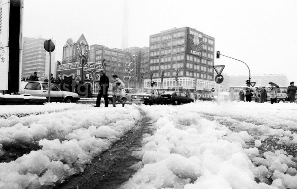 GDR photo archive: Berlin - Berlin Schneematsch in Berlin 11.12.9