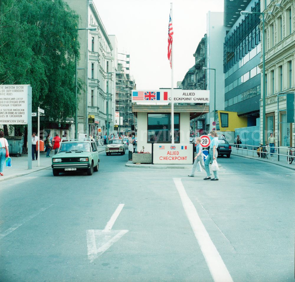 GDR picture archive: Berlin - The most famous border crossing of Berlin Checkpoint Charlie in Berlin. He connected the Soviet with the US sector. The checkpoint could be used by allied military and embassy officials, foreigners and staff of the Permanent Mission of the Federal Republic of Germany in the GDR and GDR functionaries