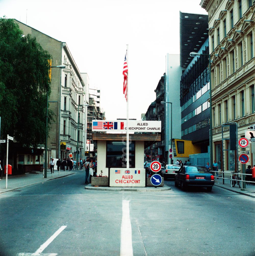 Berlin: The most famous border crossing of Berlin Checkpoint Charlie in Berlin. He connected the Soviet with the US sector. The checkpoint could be used by allied military and embassy officials, foreigners and staff of the Permanent Mission of the Federal Republic of Germany in the GDR and GDR functionaries