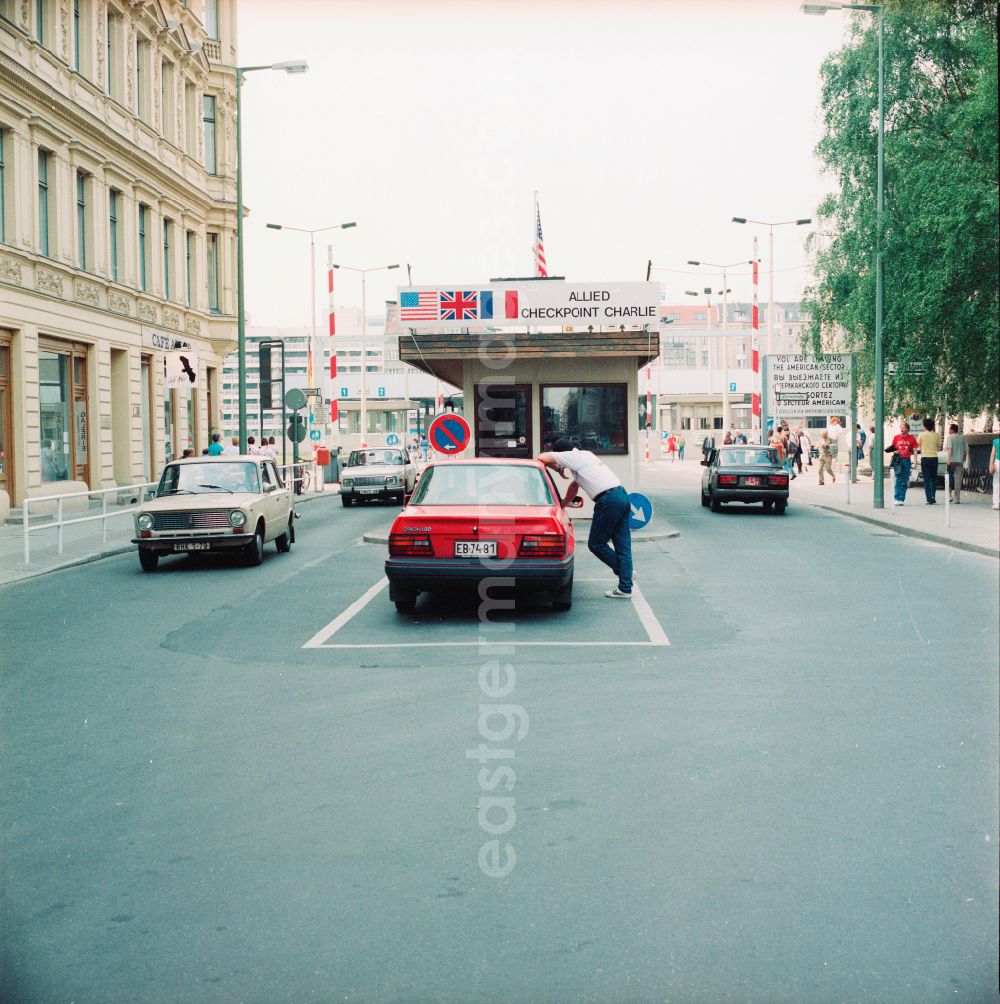 GDR image archive: Berlin - The most famous border crossing of Berlin Checkpoint Charlie in Berlin. He connected the Soviet with the US sector. The checkpoint could be used by allied military and embassy officials, foreigners and staff of the Permanent Mission of the Federal Republic of Germany in the GDR and GDR functionaries