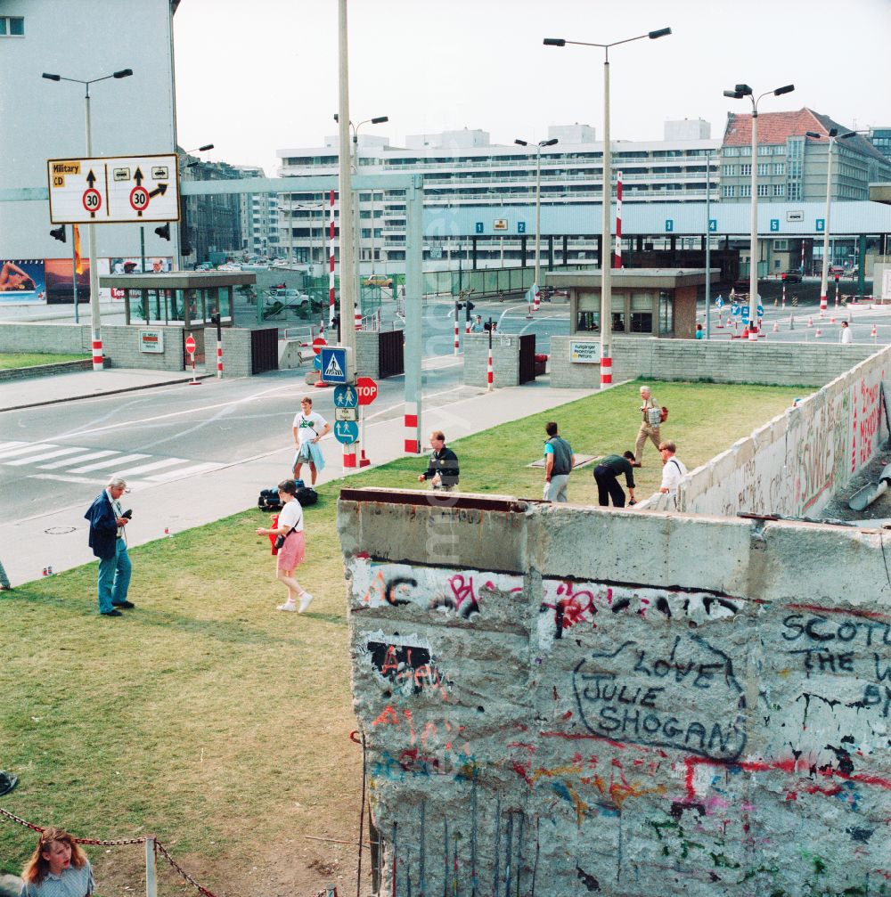 GDR photo archive: Berlin - Berlin border crossing Friedrichstrasse in Berlin