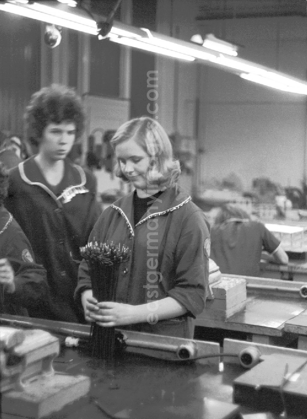 GDR photo archive: Berlin - Practical training for future in einer Lehrausbildungsklasse der Berufsschule des VEB Elektro-Apparate-Werke in the district Treptow in Berlin Eastberlin on the territory of the former GDR, German Democratic Republic