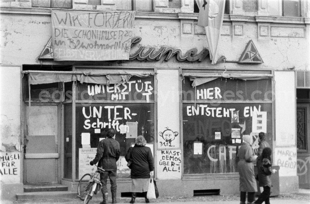 GDR photo archive: Berlin - Facades of an occupied old apartment building Schoenhauser Allee 2