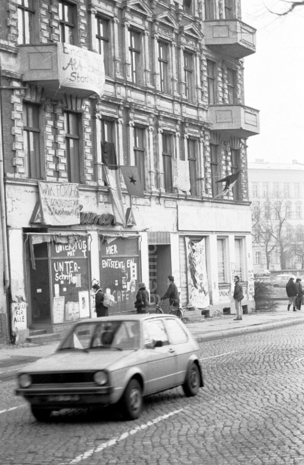 GDR picture archive: Berlin - Facades of an occupied old apartment building Schoenhauser Allee 2