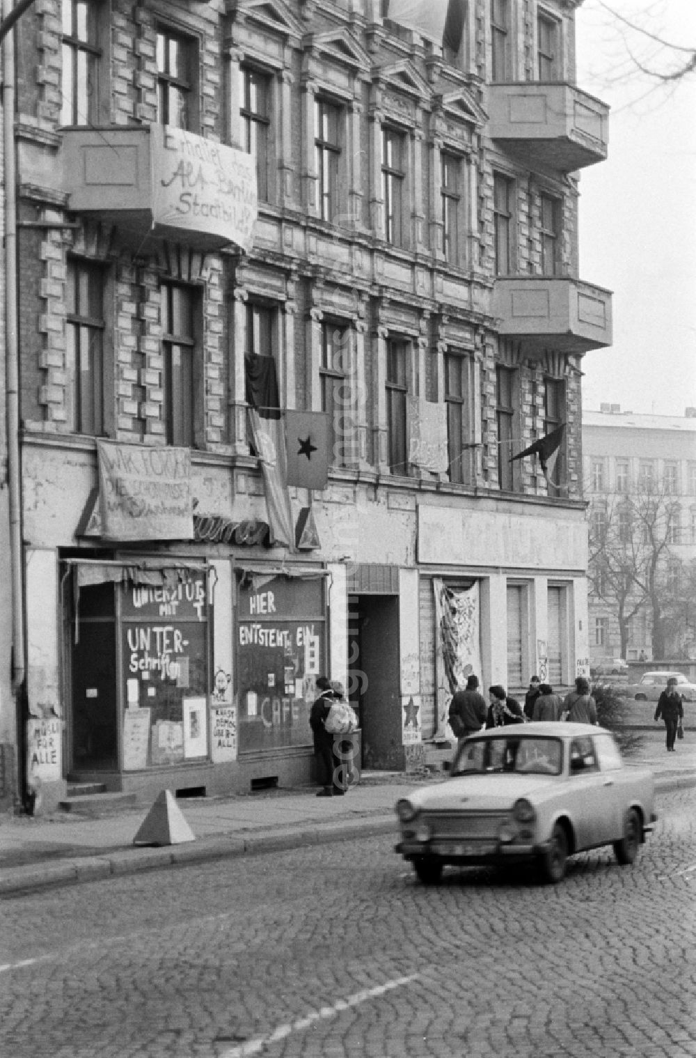 GDR image archive: Berlin - Facades of an occupied old apartment building Schoenhauser Allee 2