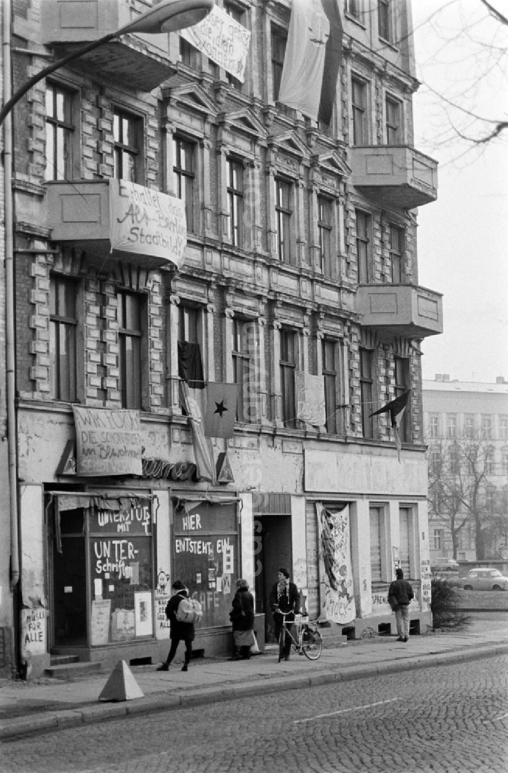 GDR picture archive: Berlin - Facades of an occupied old apartment building Schoenhauser Allee 2