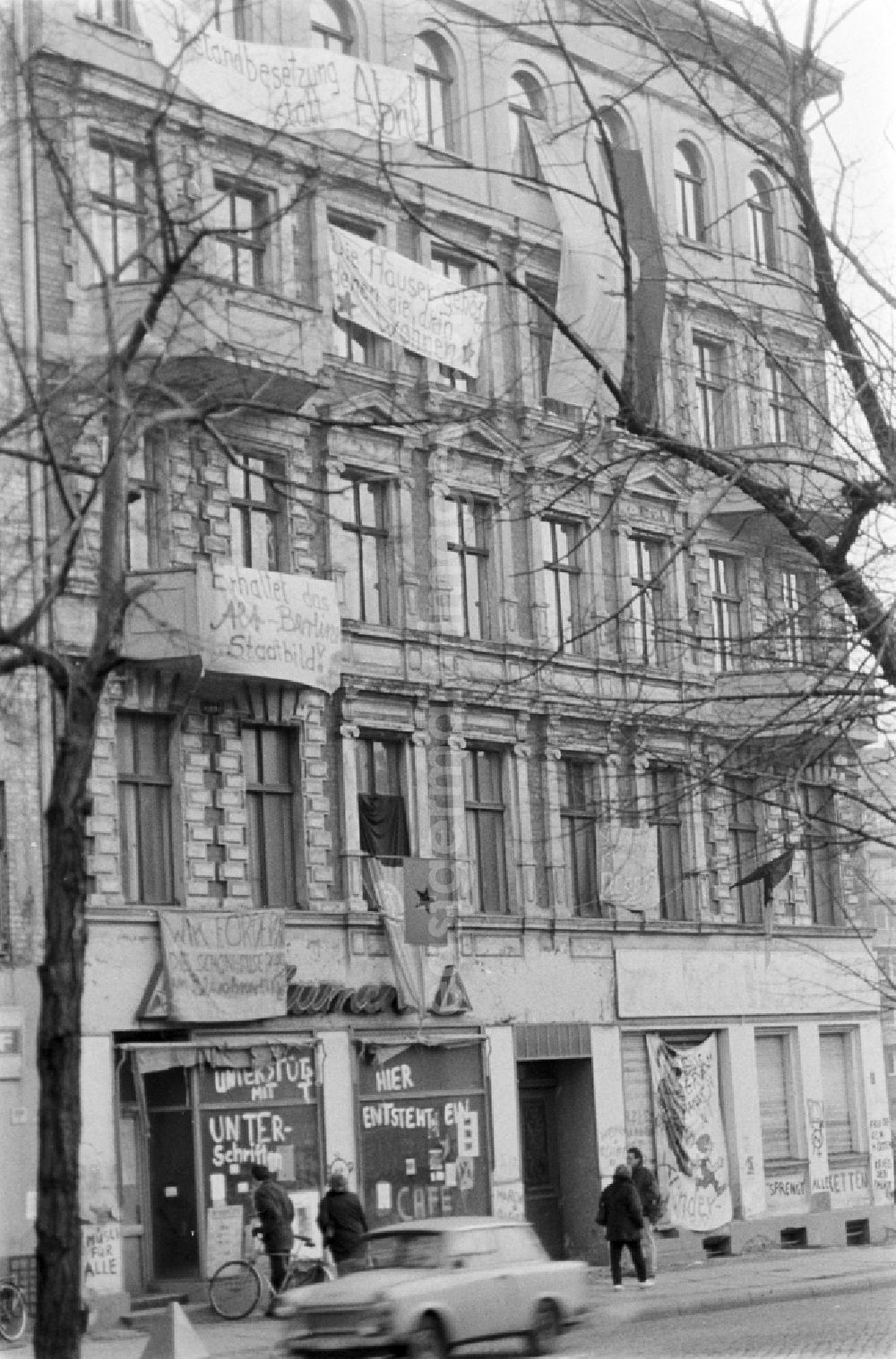 GDR photo archive: Berlin - Facades of an occupied old apartment building Schoenhauser Allee 2