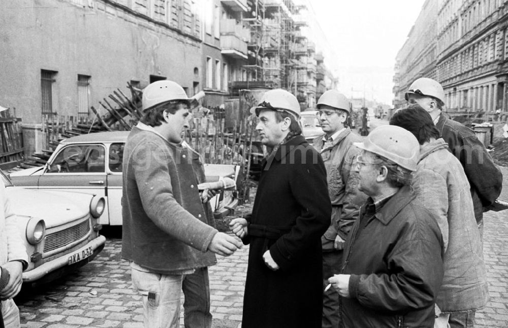 Berlin-Prenzlauer Berg: Besuch des Bauministers im Reko-Gebiet Prenzlauer Berg / Husemannstraße 28.11.89