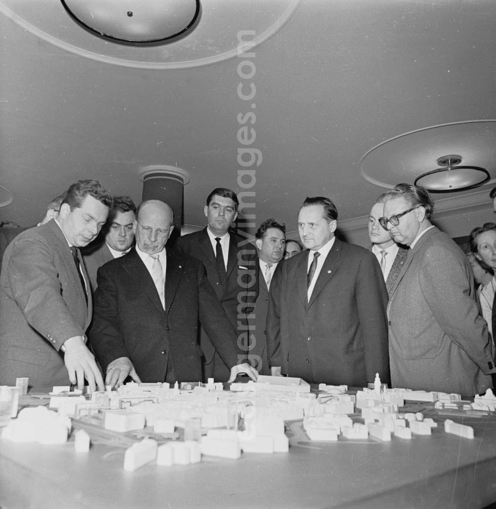 Dresden: Besuch von Walter Ulbricht, Ulbricht und weitere Vertreter der DDR-Regierung besichtigen Stadtmodell / Modell vom Dresdener Stadtzentrum.