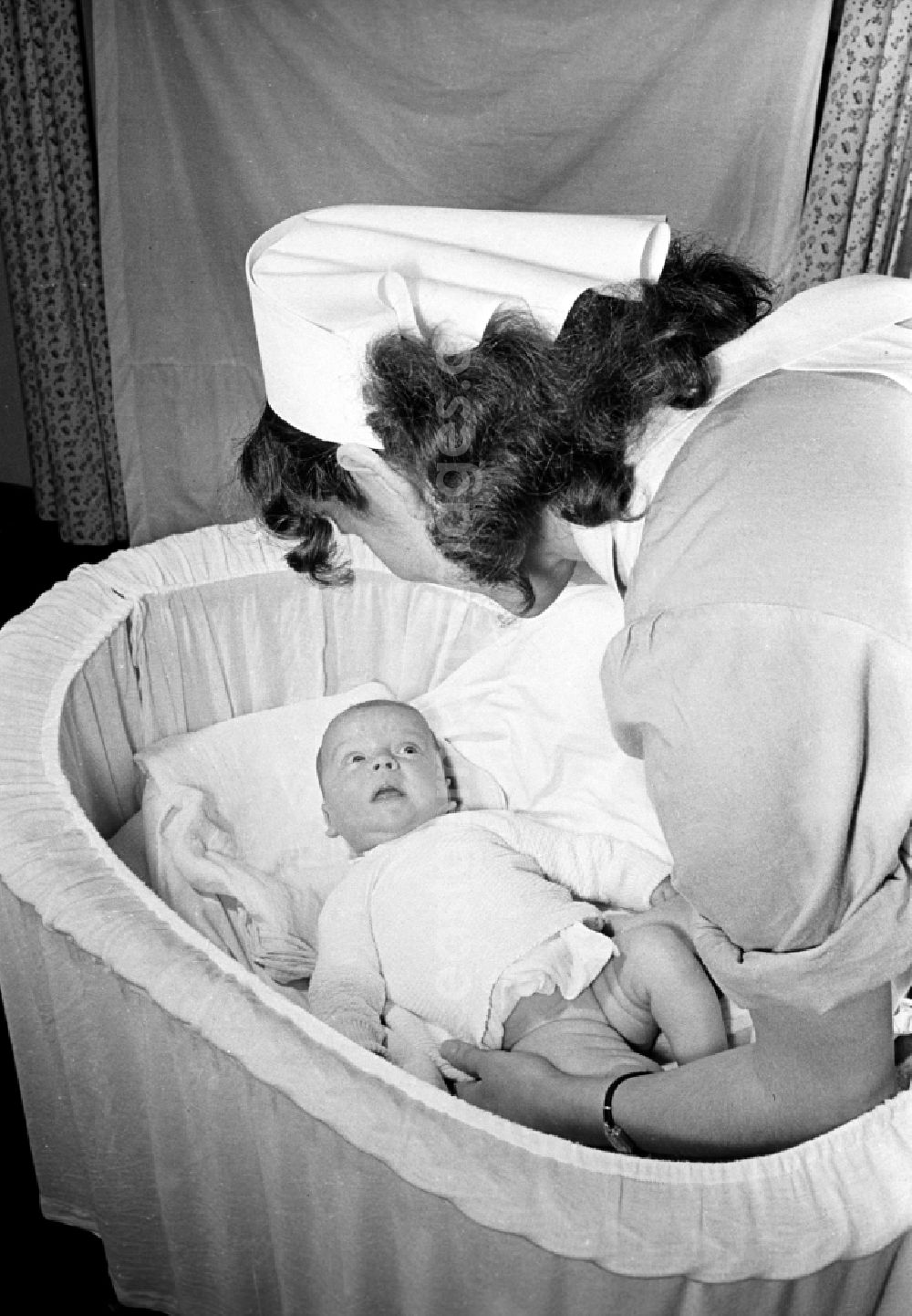 GDR image archive: Berlin - Care of infants in the children's home of the VEB Kabelwerk Oberspree (KWO) An der Wuhlheide in the district of Oberschoeneweide in Berlin East Berlin in the area of the former GDR, German Democratic Republic