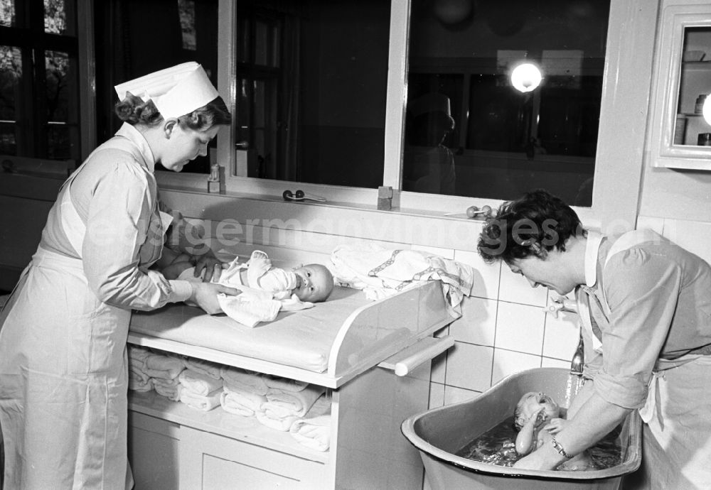 GDR photo archive: Berlin - Care of infants in the children's home of the VEB Kabelwerk Oberspree (KWO) An der Wuhlheide in the district of Oberschoeneweide in Berlin East Berlin in the area of the former GDR, German Democratic Republic