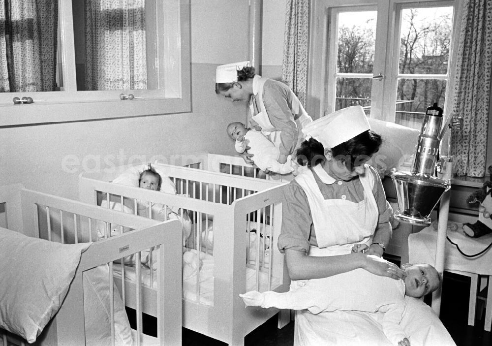 Berlin: Care of infants in the children's home of the VEB Kabelwerk Oberspree (KWO) An der Wuhlheide in the district of Oberschoeneweide in Berlin East Berlin in the area of the former GDR, German Democratic Republic