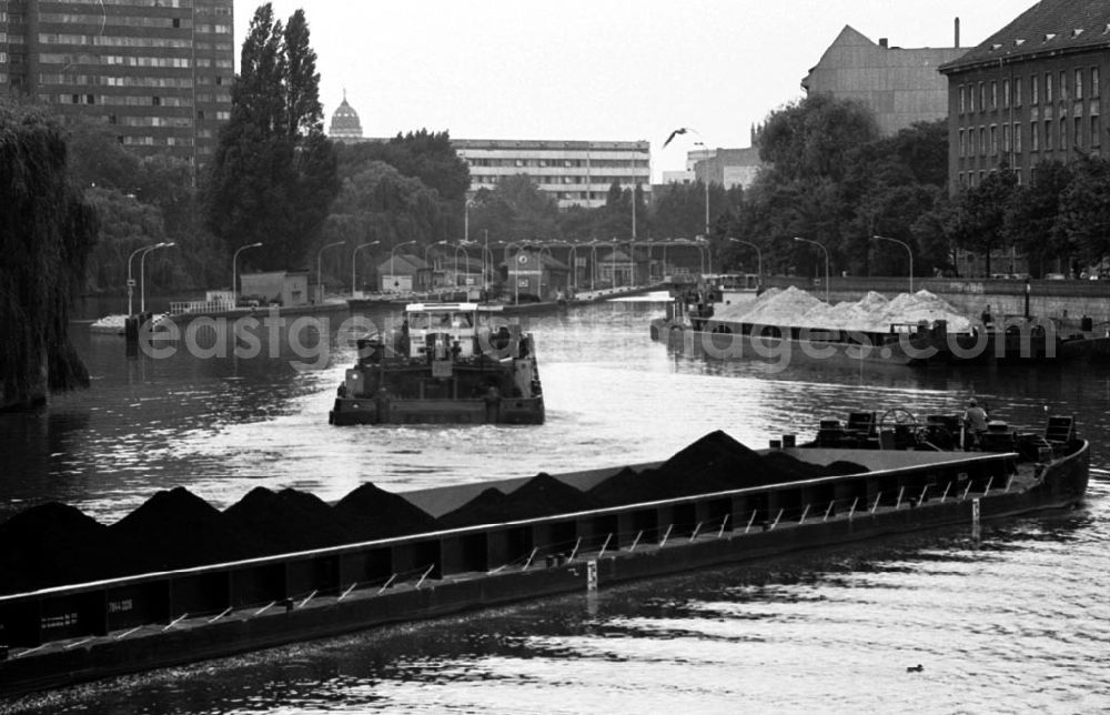 GDR image archive: Berlin-Mitte - Binnenschiffahrt Jannowitzbrücke 26.