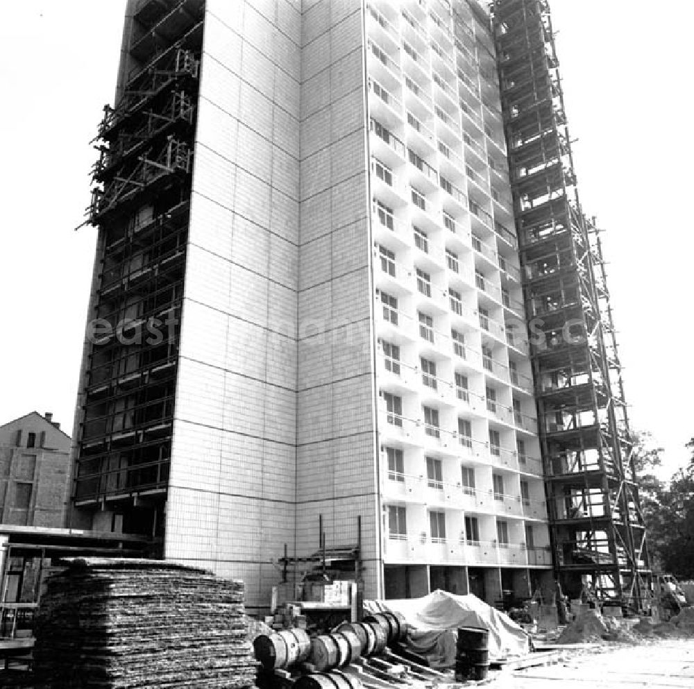 GDR picture archive: Dresden - Blick auf die Baustelle an der Prager Straße wo Plattenbauten errichtet werden. oto: ddrbildarchiv.de Test / Schönfeld