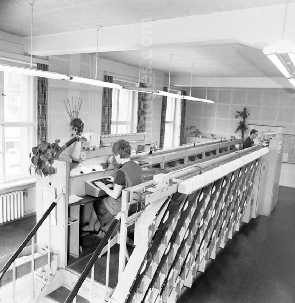 GDR photo archive: Dresden - Blick in das Briefzentrum Dresden. Zwei Mitarbeiter sitzen an Brief-Sortiermaschine.