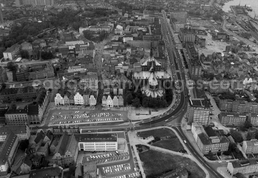 GDR photo archive: Rostock - Blick auf die historische Mittelstadt der Stadt Rostock in Mecklenburg-Vorpommern. Blick auf den Ernst-Thälmann-Platz (heute Neuer Markt) mit Marienkirche (Backsteingotik), Giebelhäusern, Hauptpost und Rathaus. Rechts die Lange Straße und im Hintergrund das Warnowufer.