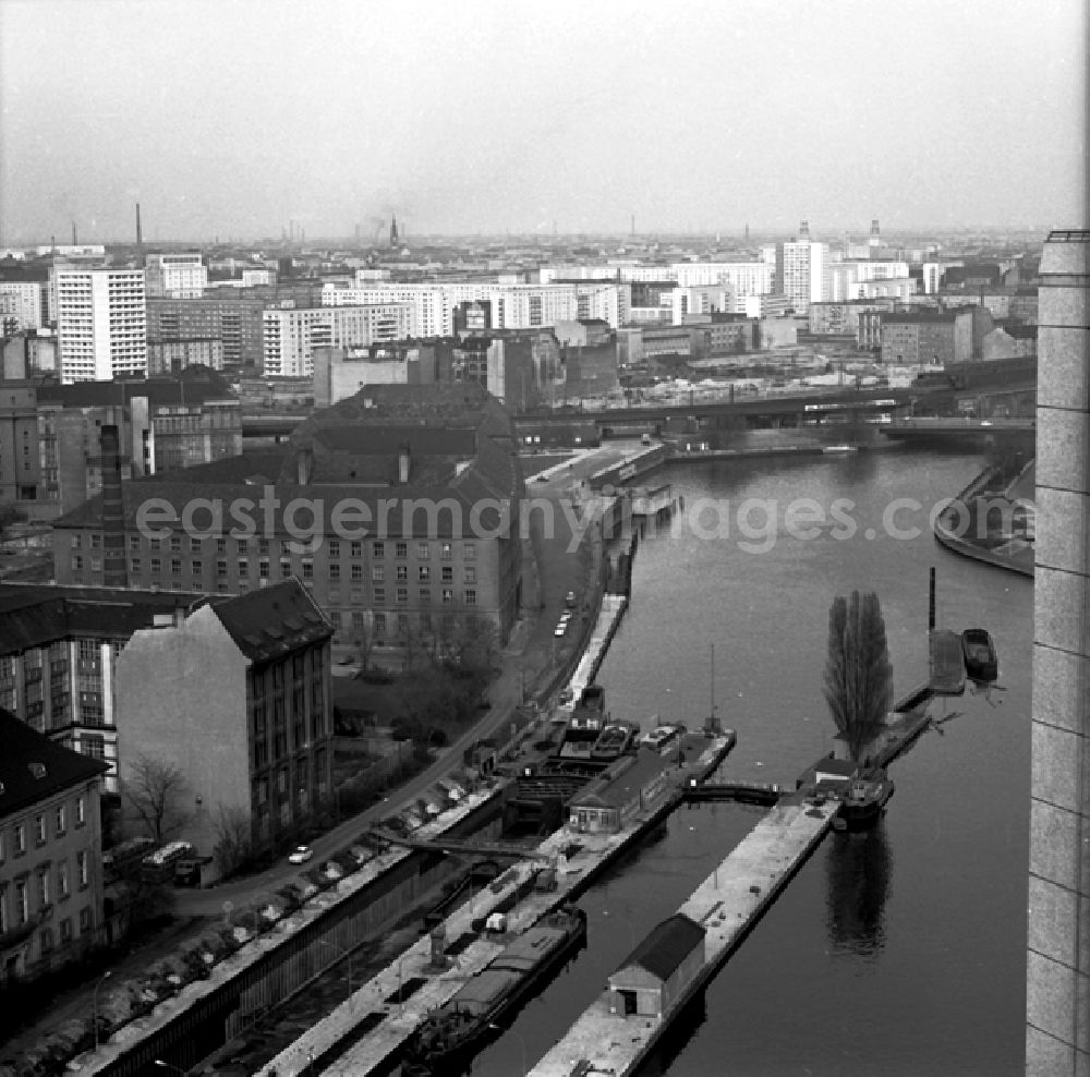 GDR image archive: Berlin - Blick auf das Stadtzentrum vom Hochhaus Fischerkietz.