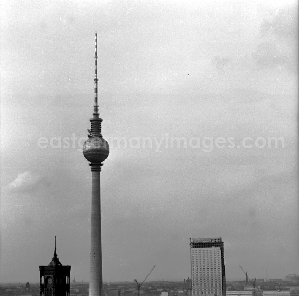 GDR photo archive: Berlin - Blick auf das Stadtzentrum vom Hochhaus Fischerkietz.