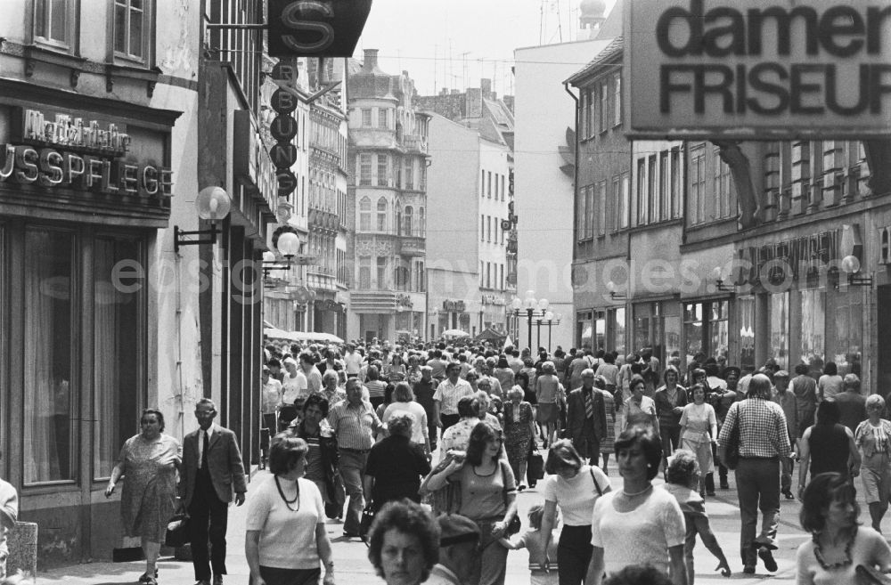 GDR photo archive: Halle (Saale) - Tourist attraction, strolling and shopping street Klement-Gottwald-Strasse (today Leipziger Strasse) in Halle (Saale), Saxony-Anhalt in the territory of the former GDR, German Democratic Republic