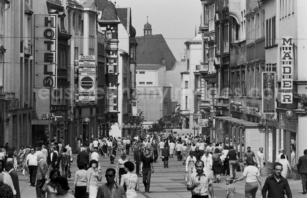 GDR picture archive: Halle (Saale) - Tourist attraction, strolling and shopping street Klement-Gottwald-Strasse (today Leipziger Strasse) in Halle (Saale), Saxony-Anhalt in the territory of the former GDR, German Democratic Republic