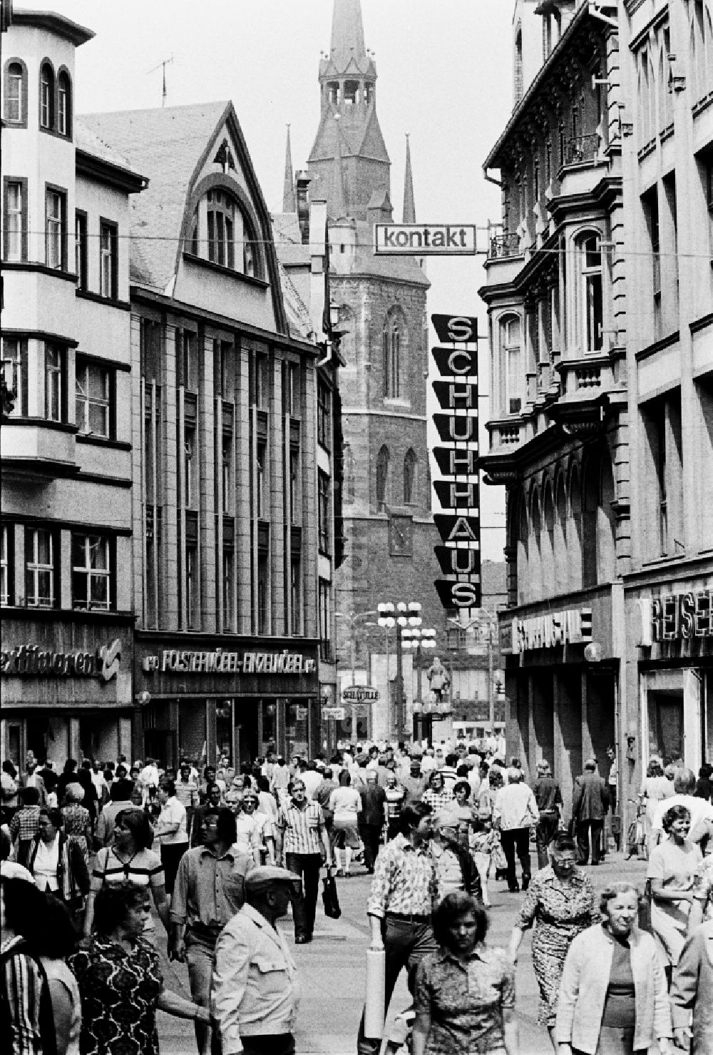 GDR image archive: Halle (Saale) - Tourist attraction, strolling and shopping street Klement-Gottwald-Strasse (today Leipziger Strasse) in Halle (Saale), Saxony-Anhalt in the territory of the former GDR, German Democratic Republic