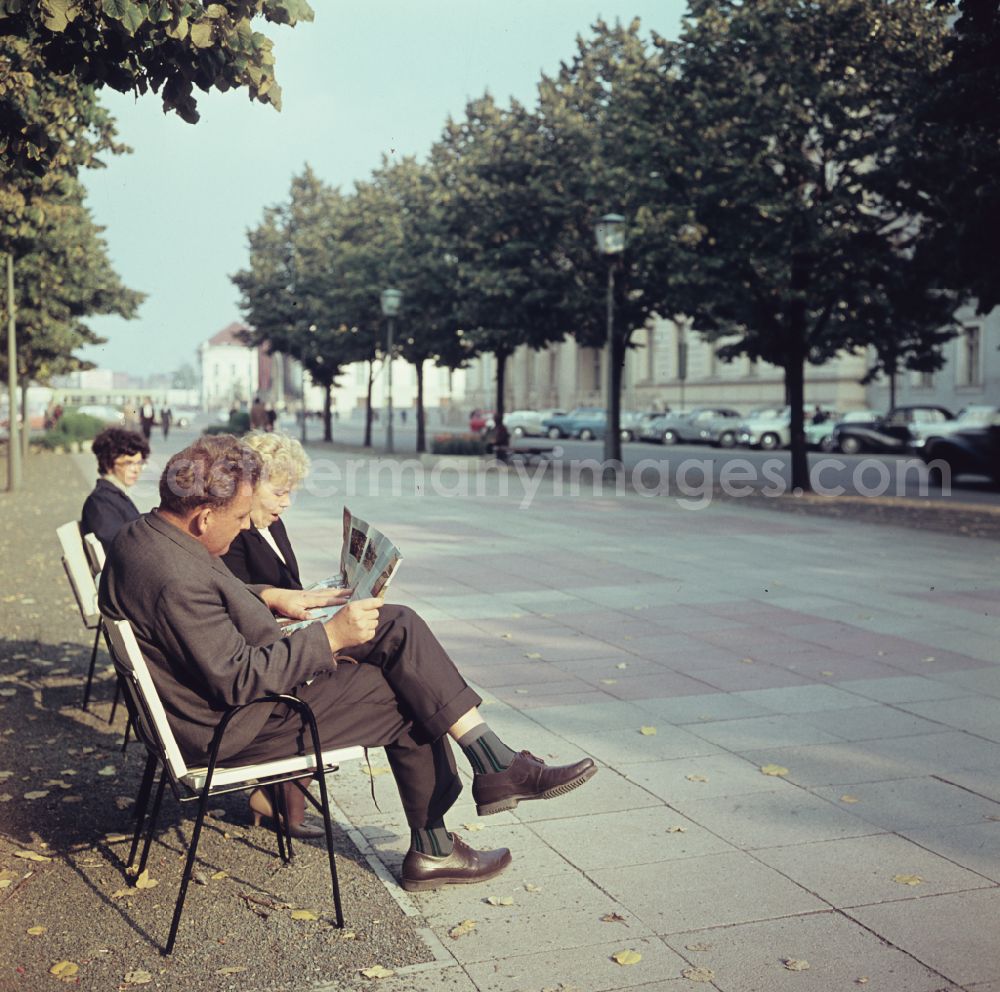 GDR picture archive: Berlin - Tourists sit on a bench on the boulevard of the street Unter den Linden in Berlin East Berlin on the territory of the former GDR, German Democratic Republic