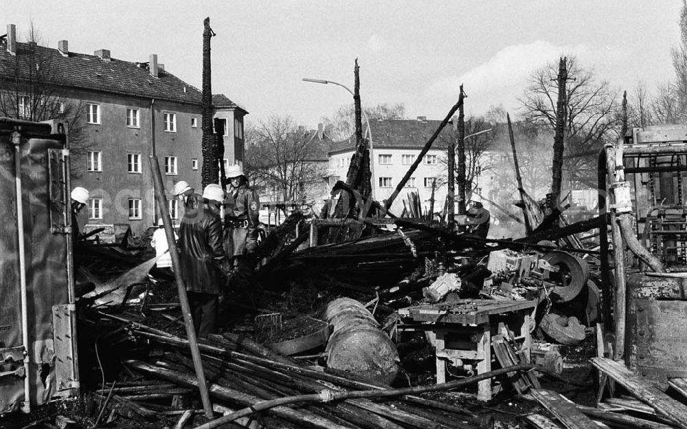 GDR image archive: - Brand im Holzlager Tempelhof Umschlag:7293