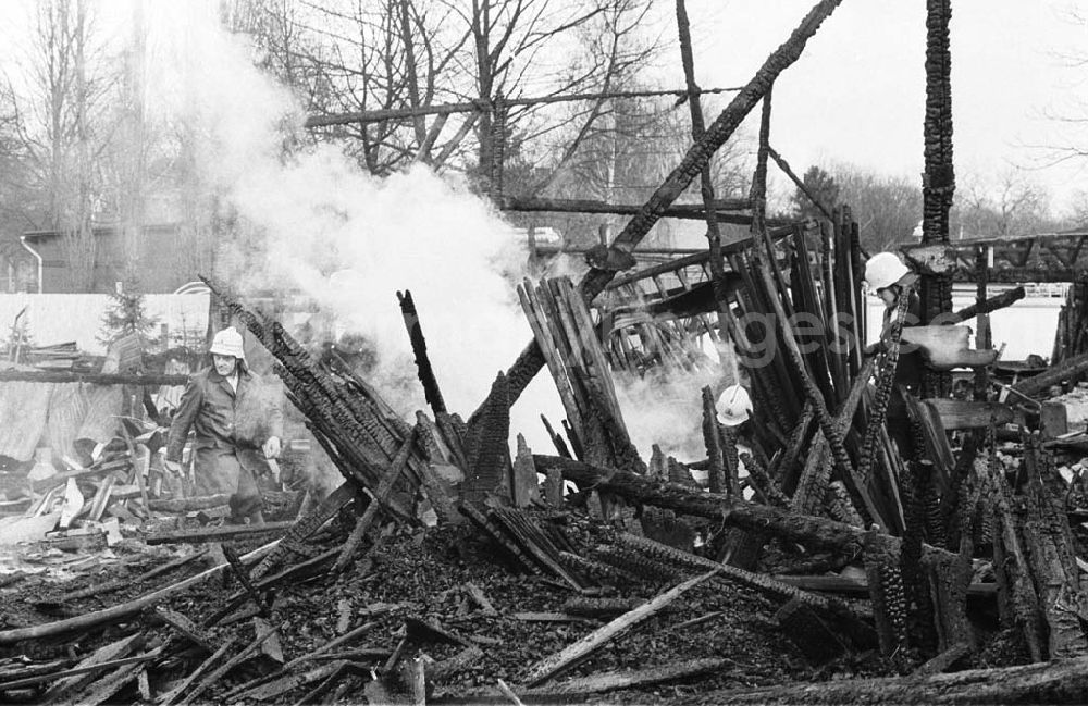 GDR photo archive: - Brand im Holzlager Tempelhof Umschlag:7293