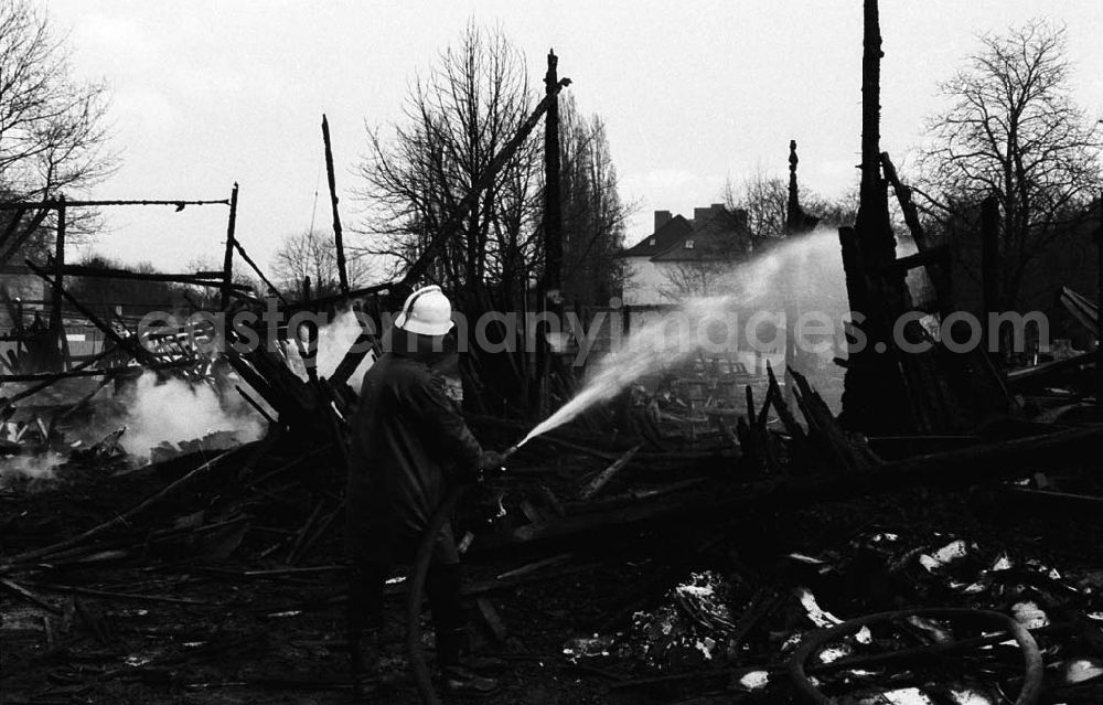 GDR picture archive: - Brand im Holzlager Tempelhof Umschlag:7293