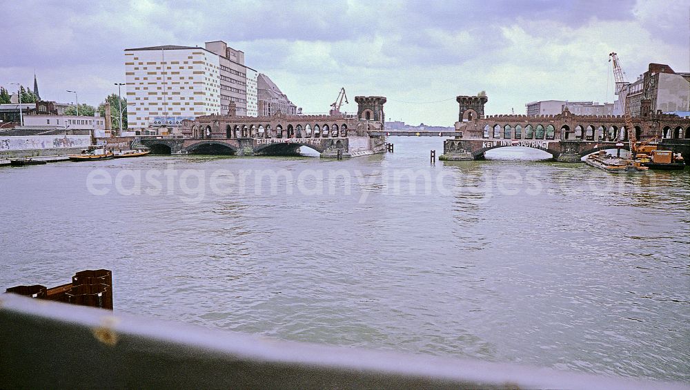 GDR image archive: Berlin - Oberbaumbruecke bridge structure over the banks of the Spree in the Friedrichshain district of East Berlin