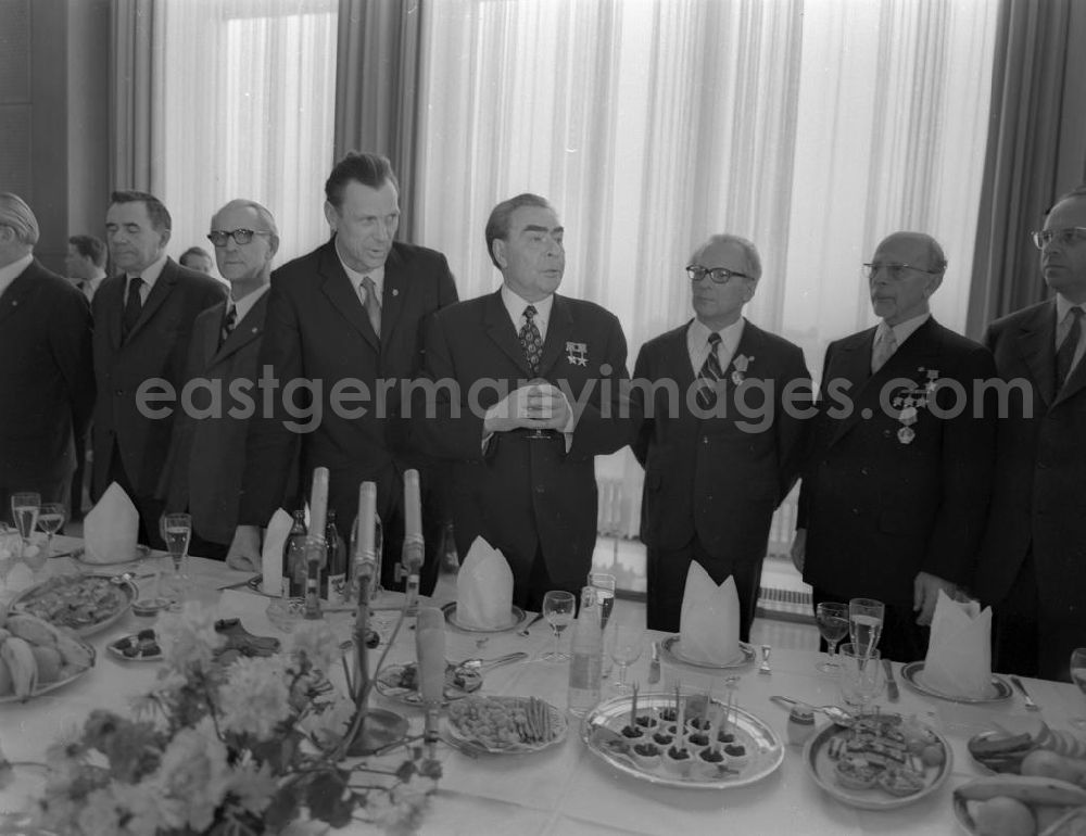 GDR photo archive: Berlin - Leonid Iljitsch Breschnew während seines Staatsbesuch im Staatsrat bei Erich Honecker, Walter Ulbricht und Willi Stoph.