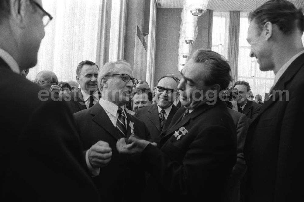 GDR image archive: Berlin - Leonid Iljitsch Breschnew während seines Staatsbesuch im Staatsrat bei Erich Honecker, Walter Ulbricht und Willi Stoph.