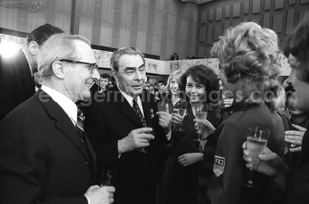 GDR picture archive: Berlin - Leonid Iljitsch Breschnew während seines Staatsbesuch im Staatsrat bei Erich Honecker. Breschnew und Honecker im Gespräche mit jungen Frauen der FDJ.