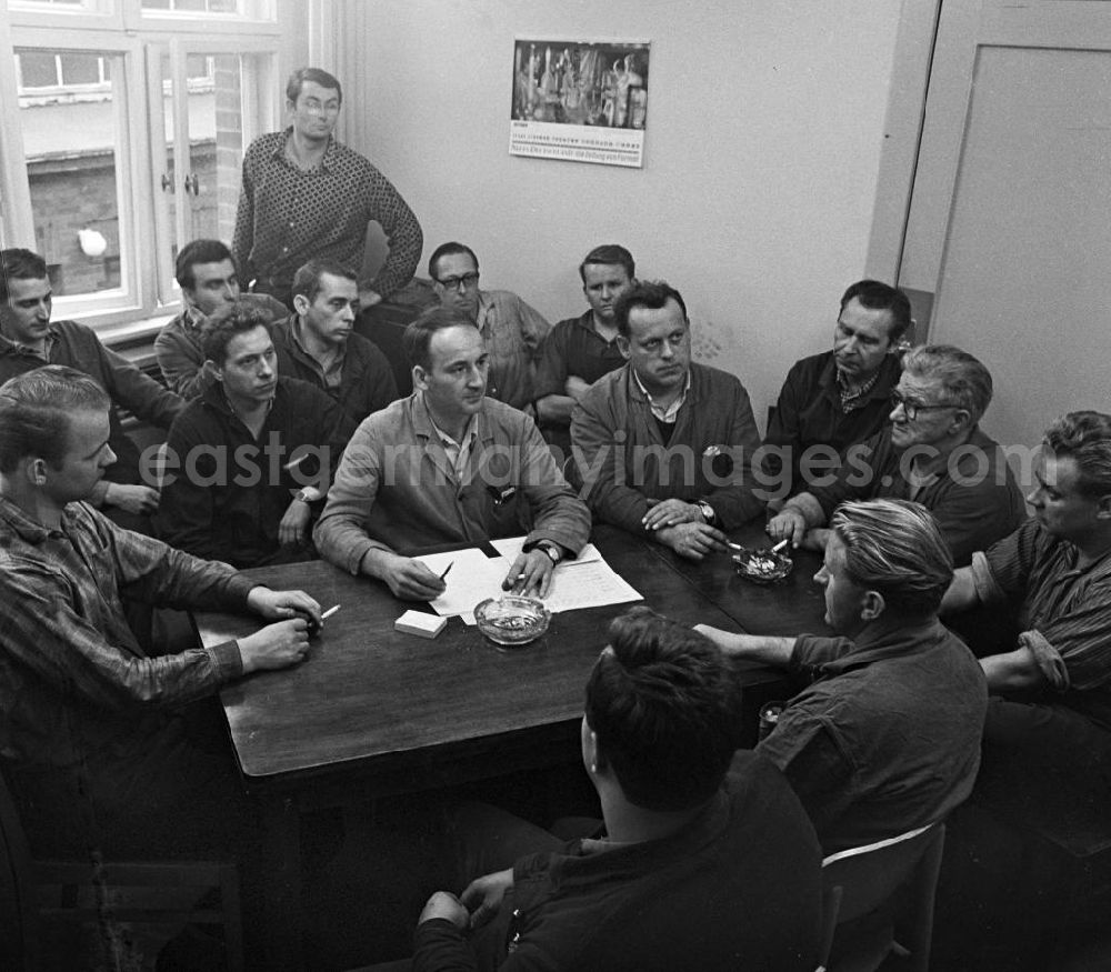 GDR image archive: Berlin - Arbeiten sitzen zusammen anlässlich der Brigade-Versammlung in der VEB Berliner Werkzeugmaschinenfabrik / BWF Marzahn.