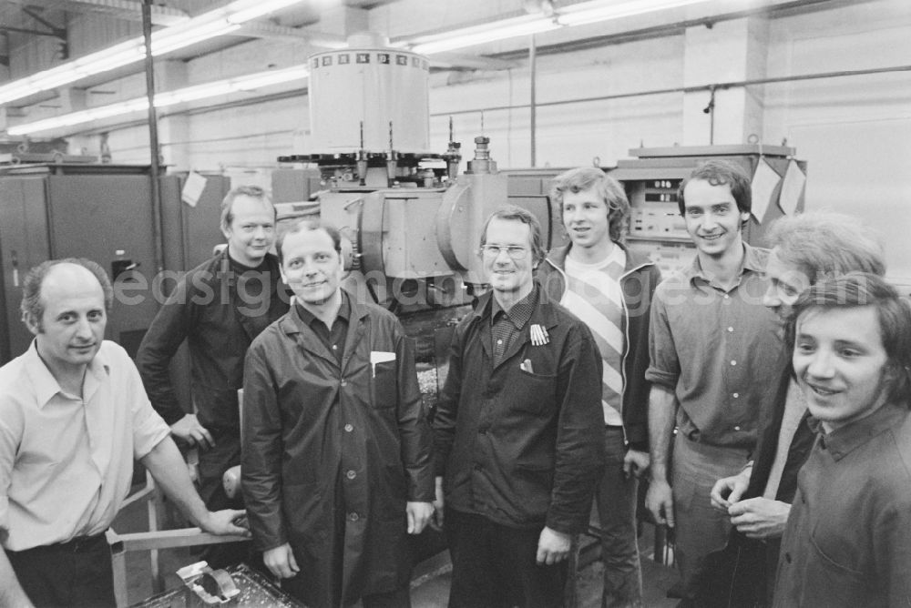 GDR photo archive: Berlin - Prefabrication Brigade Soyuz 3 VEB Elektro-Apparate-Werke Berlin-Treptow Friedrich Ebert in lively discussion in the district of Treptow in Berlin East Berlin in the area of the former GDR, German Democratic Republic