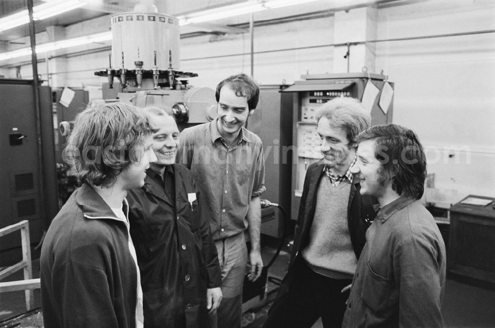 GDR photo archive: Berlin - Prefabrication Brigade Soyuz 3 VEB Elektro-Apparate-Werke Berlin-Treptow Friedrich Ebert in lively discussion in the district of Treptow in Berlin East Berlin in the area of the former GDR, German Democratic Republic