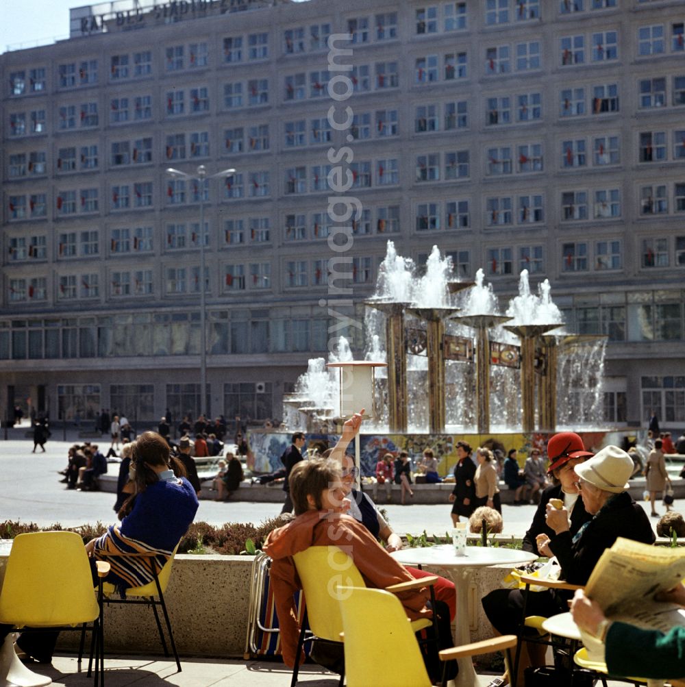 GDR picture archive: Berlin - Popular water feature - fountain Fountain of Friendship between Peoples on Alexanderplatz in the Mitte district of East Berlin in the territory of the former GDR, German Democratic Republic