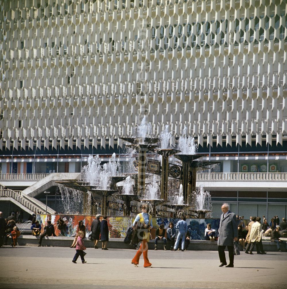 GDR image archive: Berlin - Popular water feature - fountain Fountain of Friendship of Peoples on Alexanderplatz in front of the Centrum department store in the Mitte district of Berlin East Berlin on the territory of the former GDR, German Democratic Republic