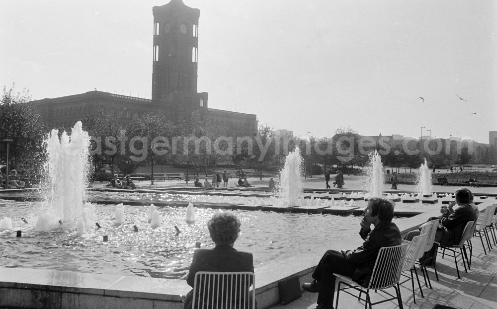 GDR picture archive: Berlin - Fountains and water features in the Mitte district of Berlin-Mitte in the area of the former GDR, German Democratic Republic