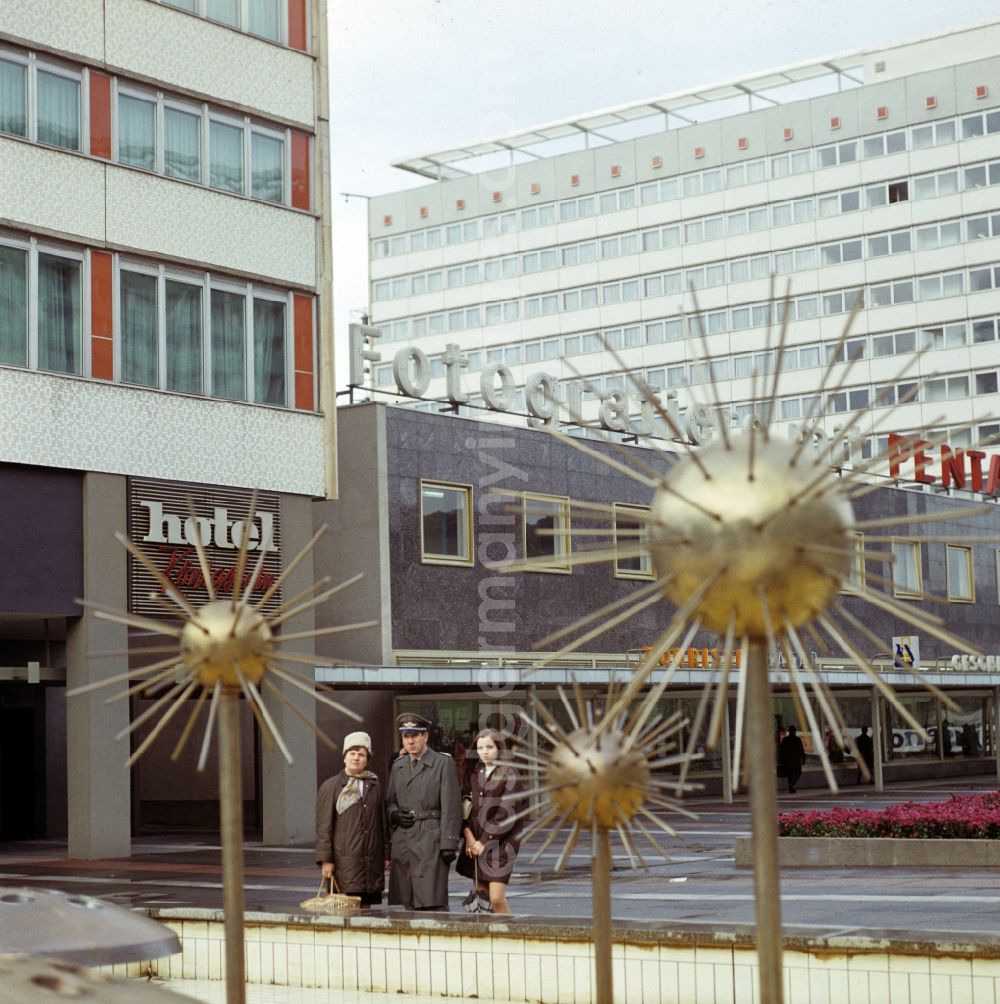 GDR image archive: Dresden - Officer of the Air Force National People's Army NVA with his family in front of the popular water feature fountain Pusteblumenbrunnen on Sankt Petersburger Strasse in Dresden, Saxony in the territory of the former GDR, German Democratic Republic