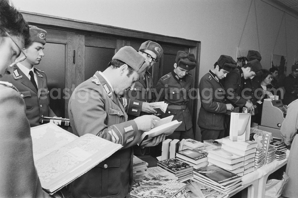 GDR picture archive: Potsdam - Book sale of the MHO military trade organization for soldiers, non-commissioned officers and officers as army members of the NVA National Peoples Army at the delegate conference in the Kremlin on Brauhausberg Street in Potsdam, Brandenburg in the territory of the former GDR, German Democratic Republic