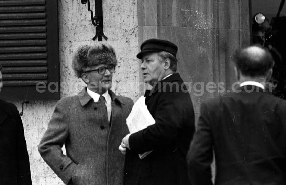 GDR image archive: Schorfheide-Döllnsee (Brandenburg) - Bundeskanzler Helmut Schmidt und Erich Honecker bei der Ankunft in Schorfheide-Döllnsee (Brandenburg) anläßlich des Staatsbesuch Schmidts in der DDR.