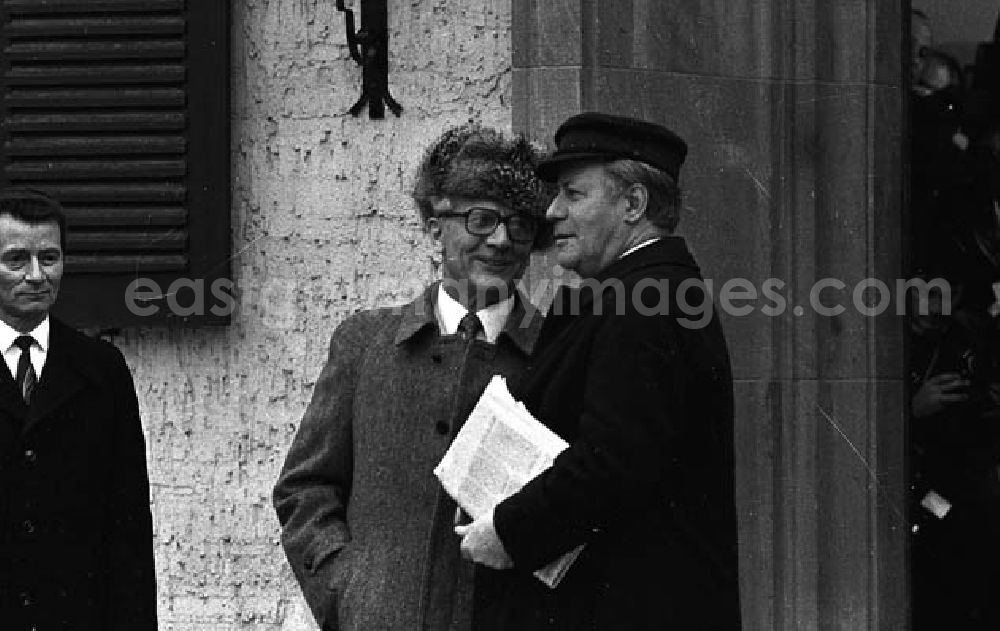 GDR photo archive: Schorfheide-Döllnsee (Brandenburg) - Bundeskanzler Helmut Schmidt und Erich Honecker bei der Ankunft in Schorfheide-Döllnsee (Brandenburg) anläßlich des Staatsbesuch Schmidts in der DDR.