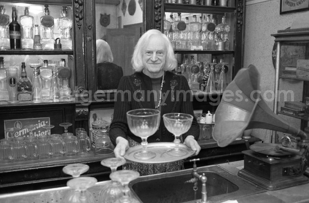 GDR picture archive: Berlin - Charlotte von Mahlsdorf geb. Lothar Berfelde (*18. März 1928, † 30. April 2002 in Berlin) in der Lokaleinrichtung der ehem. Mulackritze. Charlotte von Mahlsdorf begründete 1960 das „Gründerzeitmuseum“ im Gutshaus Mahlsdorf und erhielt 1992 das Bundesverdienstkreuz. Seit 1997 trägt der Förderverein Gutshaus Mahlsdorf e.V. das Museum. Kontakt: Gründerzeitmuseum, Hultschiner Damm 333, 12623 Berlin, Tel: 030 5678329, Fax 03