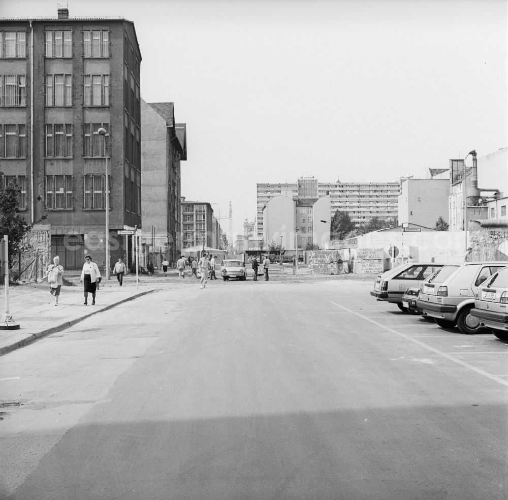 GDR picture archive: Berlin - At the former Berlin Wall strip at Charlottenstrasse corner Zimmerstrasse in Berlin