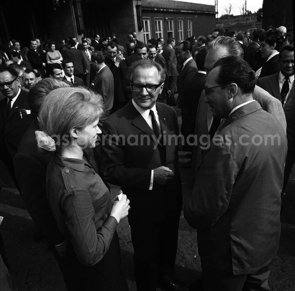 GDR image archive: Chemnitz - In einer Sitzungspause spricht das Mitglied des Politbüros Erich Honecker mit Delegierten. Honecker entmachtete 1971 Ulbricht und regierte danach bis 1989 als Generalsekretär der SED und Staatsratsvorsitzender die DDR.