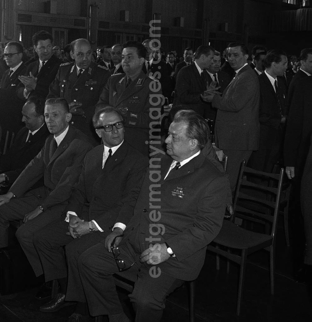 Chemnitz: Bezirksdelegiertenkonferenz der SED. Erich Honecker und andere Ehrengäste haben ihre Plätze eingenommen. Honecker damals Politbüromitglied stieg nach 1971 zum mächtigsten Mann der DDR auf. Er wurde Generalsekretär der SED und Staatsratsvorsitzender.